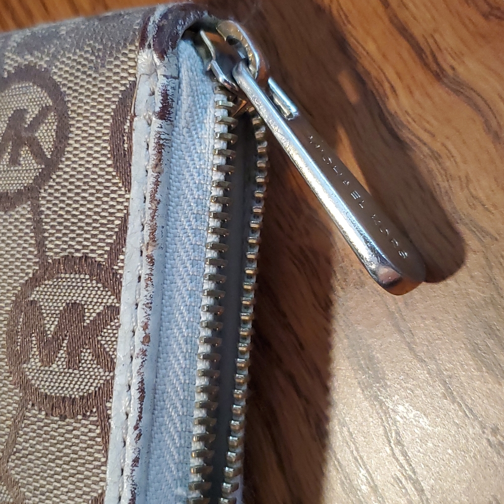 Michael Kors Wallet - Picture 8 of 9